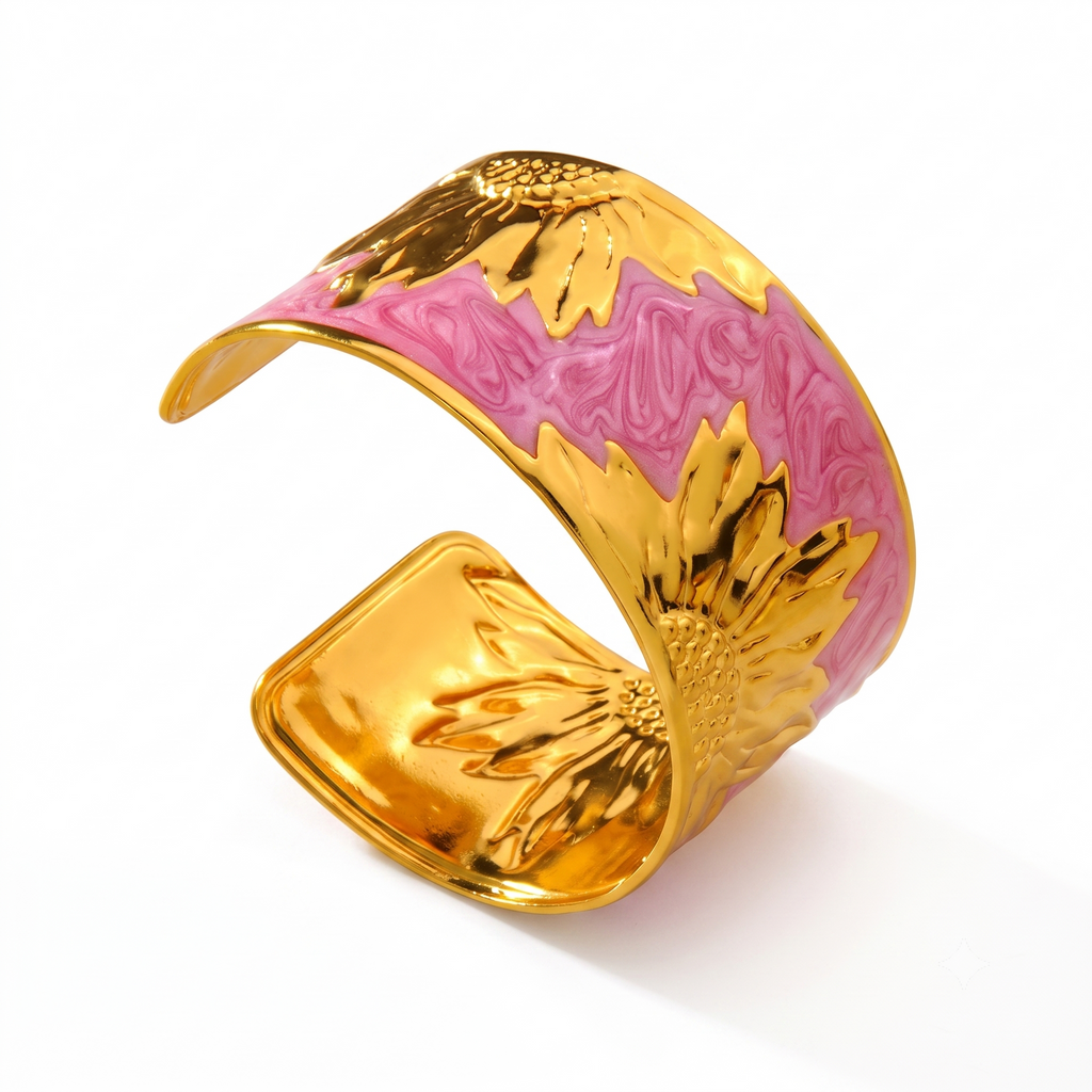 Femme portant le Bracelet Eden Fuchsia, manchette rose fuchsia ornée d'un grand motif floral et solaire doré au style audacieux et élégant.