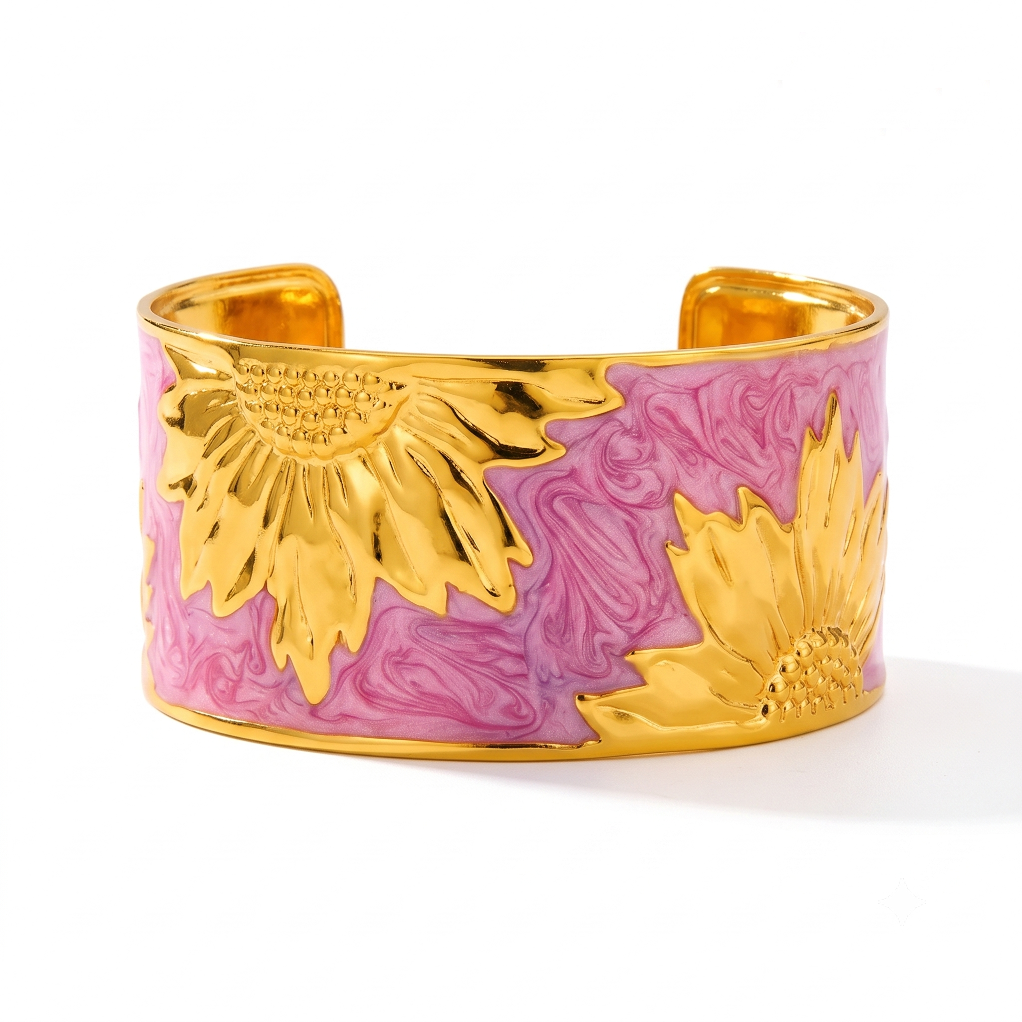Femme portant le Bracelet Eden Fuchsia, manchette rose fuchsia ornée d'un grand motif floral et solaire doré au style audacieux et élégant.