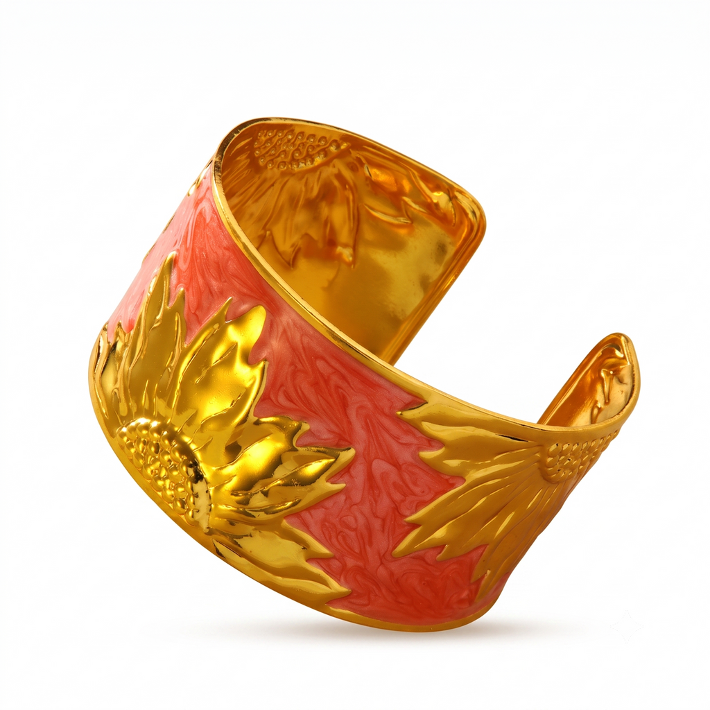 Femme portant le Bracelet Eden Saumon, manchette émaillée saumon ornée d'un motif floral et solaire doré au style élégant et féminin.

