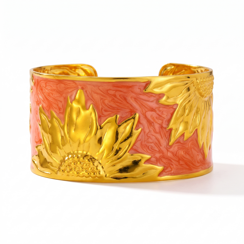 Femme portant le Bracelet Eden Saumon, manchette émaillée saumon ornée d'un motif floral et solaire doré au style élégant et féminin.
