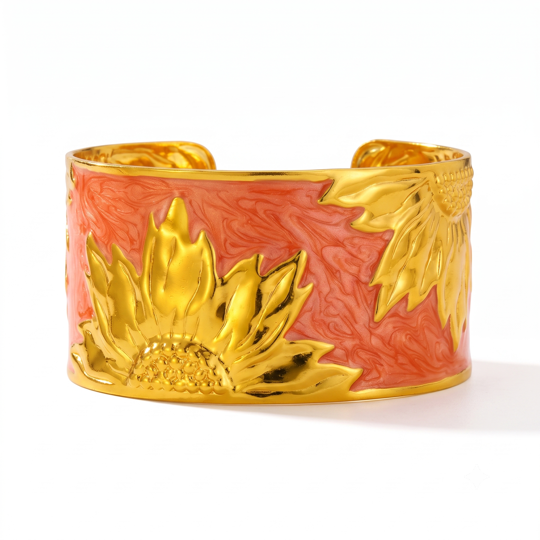 Femme portant le Bracelet Eden Saumon, manchette émaillée saumon ornée d'un motif floral et solaire doré au style élégant et féminin.
