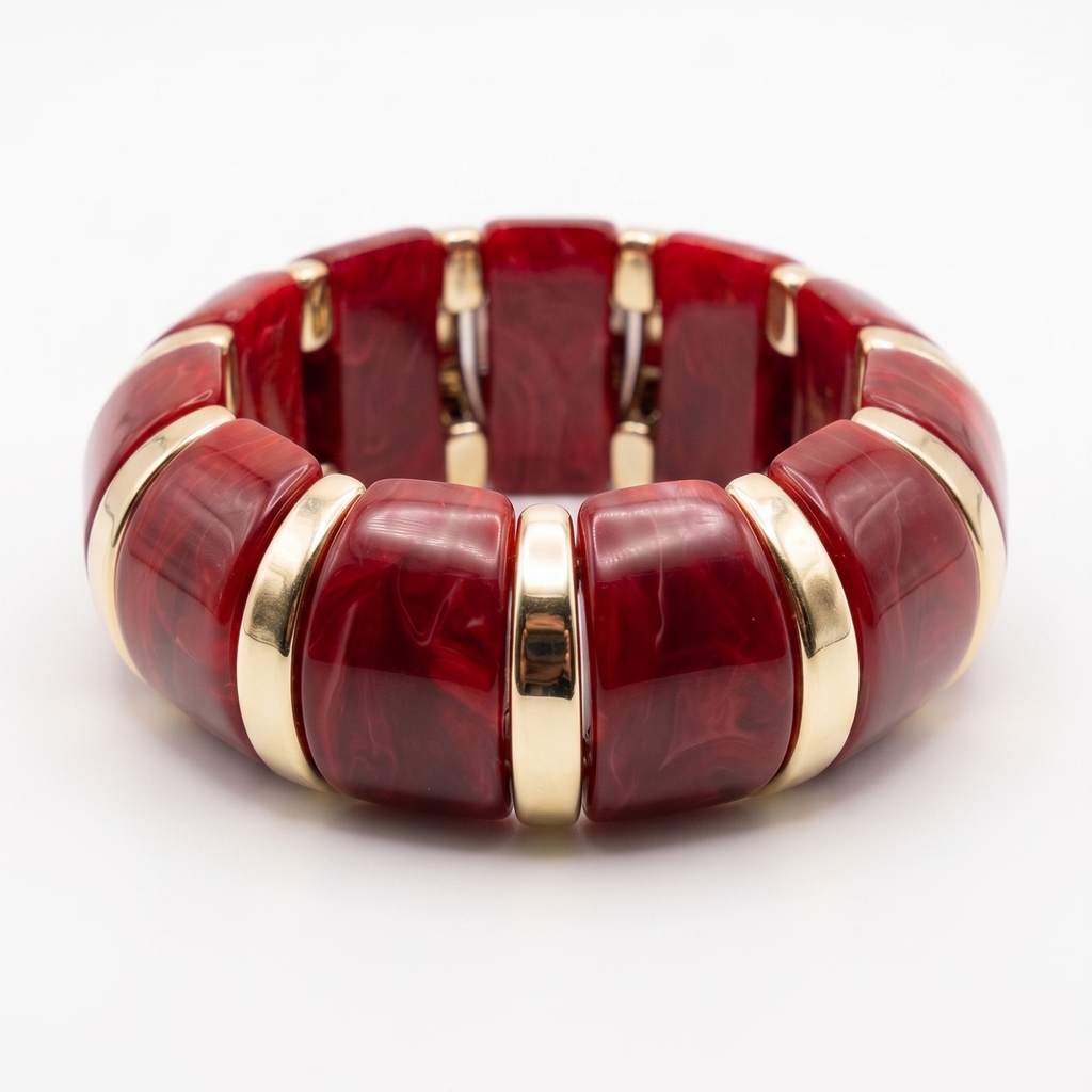 Bracelet June Bordeaux en résine bordeaux avec détails dorés.