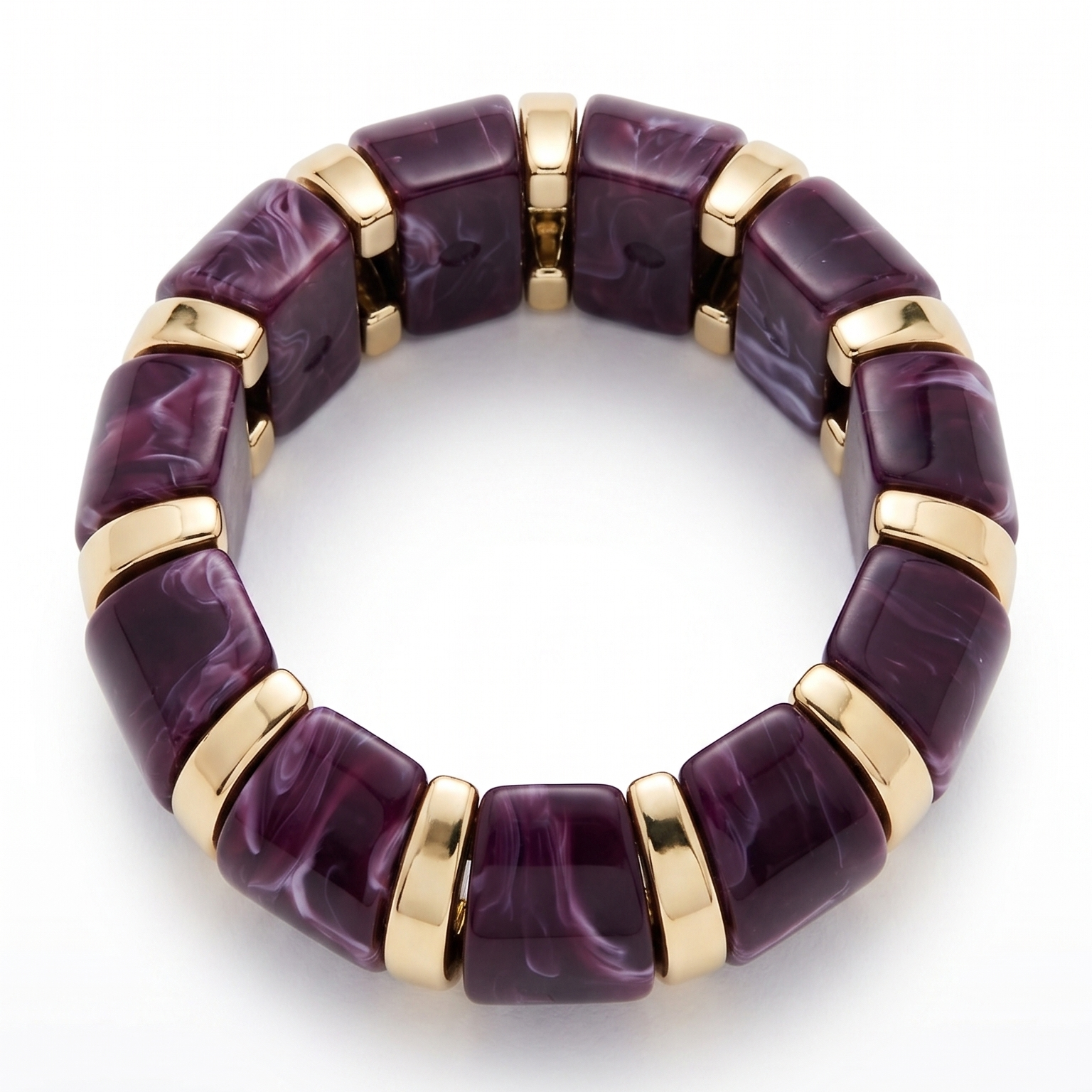 Bracelet June Prune en résine couleur aubergine avec détails dorés.