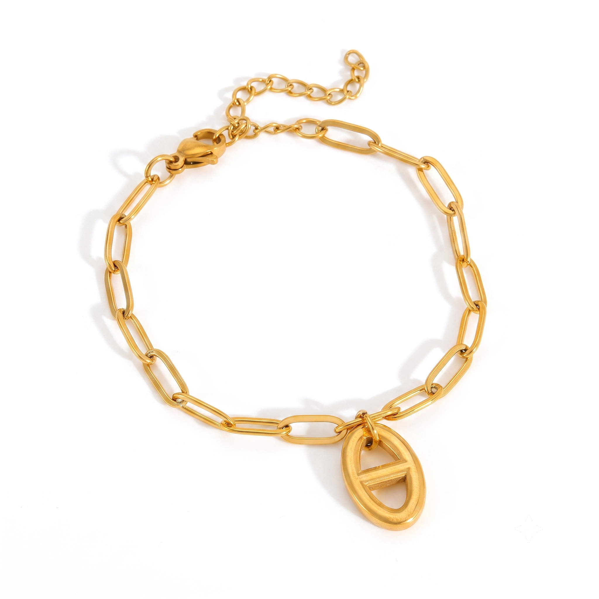 Femme portant le Bracelet Marine, bracelet chaîne dorée à maille marine au style élégant et intemporel.

