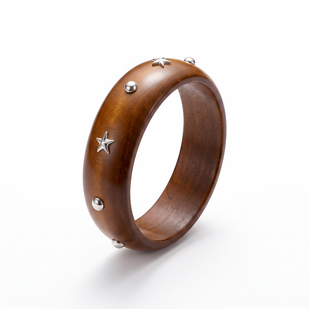 Bracelet jonc en bois marron avec étoiles et rivets en acier inoxydable, bijou tendance au style naturel et moderne.