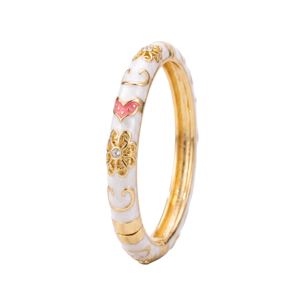 Bracelet jonc en acier inoxydable doré avec émail blanc, cœur rose et motifs floraux, bijou élégant résistant à l’eau.