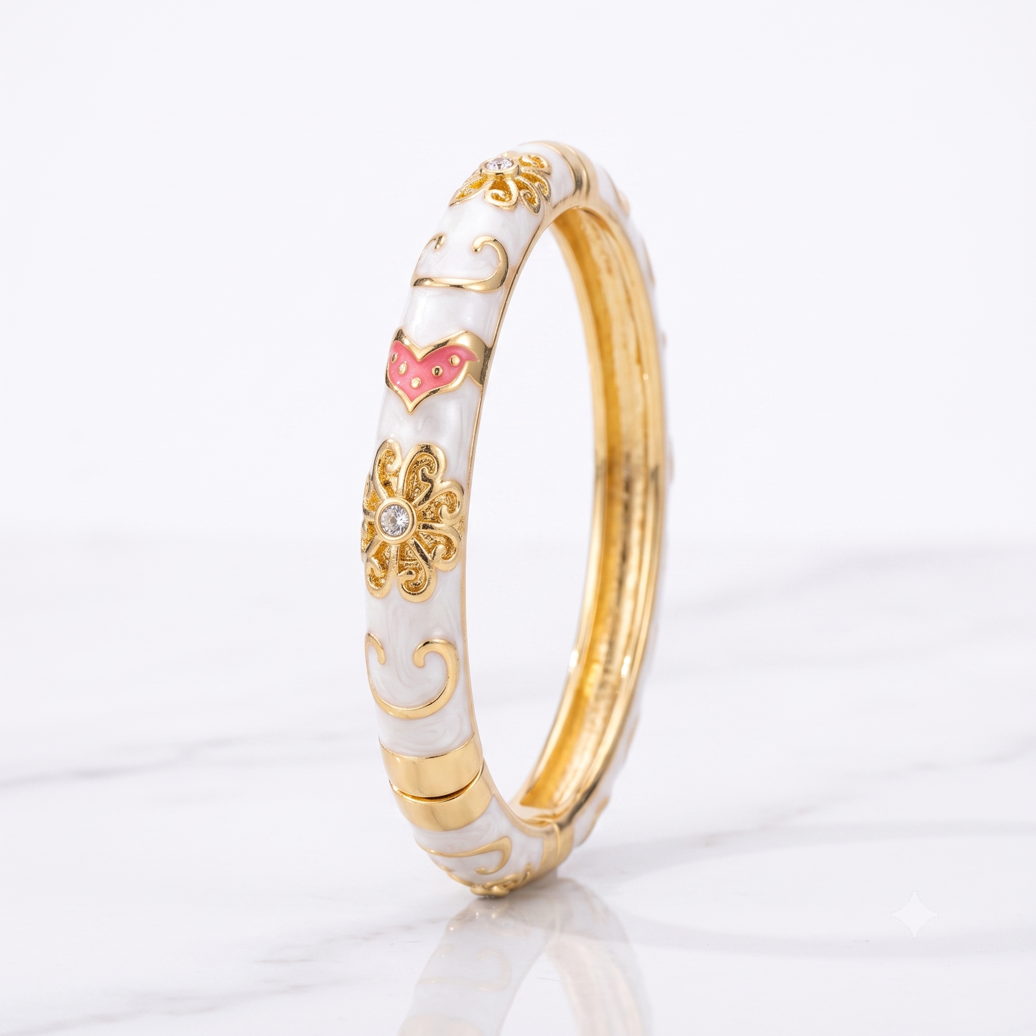 Bracelet jonc en acier inoxydable doré avec émail blanc, cœur rose et motifs floraux, bijou élégant résistant à l’eau.