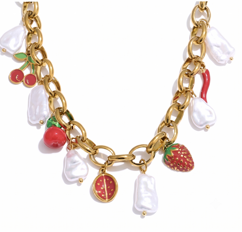 Gros plan sur le pendentif fraise doré en acier inoxydable finition brillante