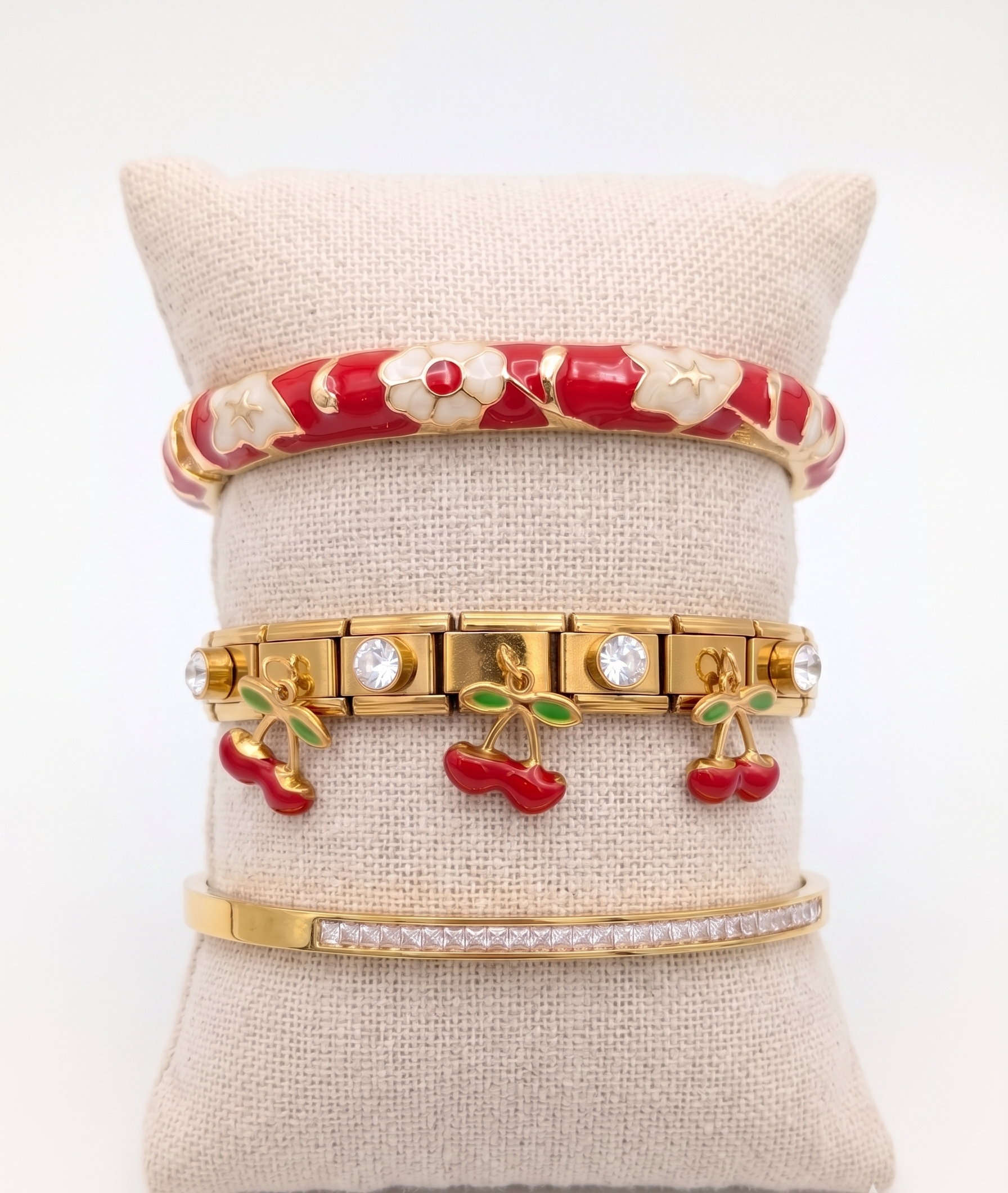 Composition de bijoux femme rouge et doré avec emballage soigné, cadeau parfait.