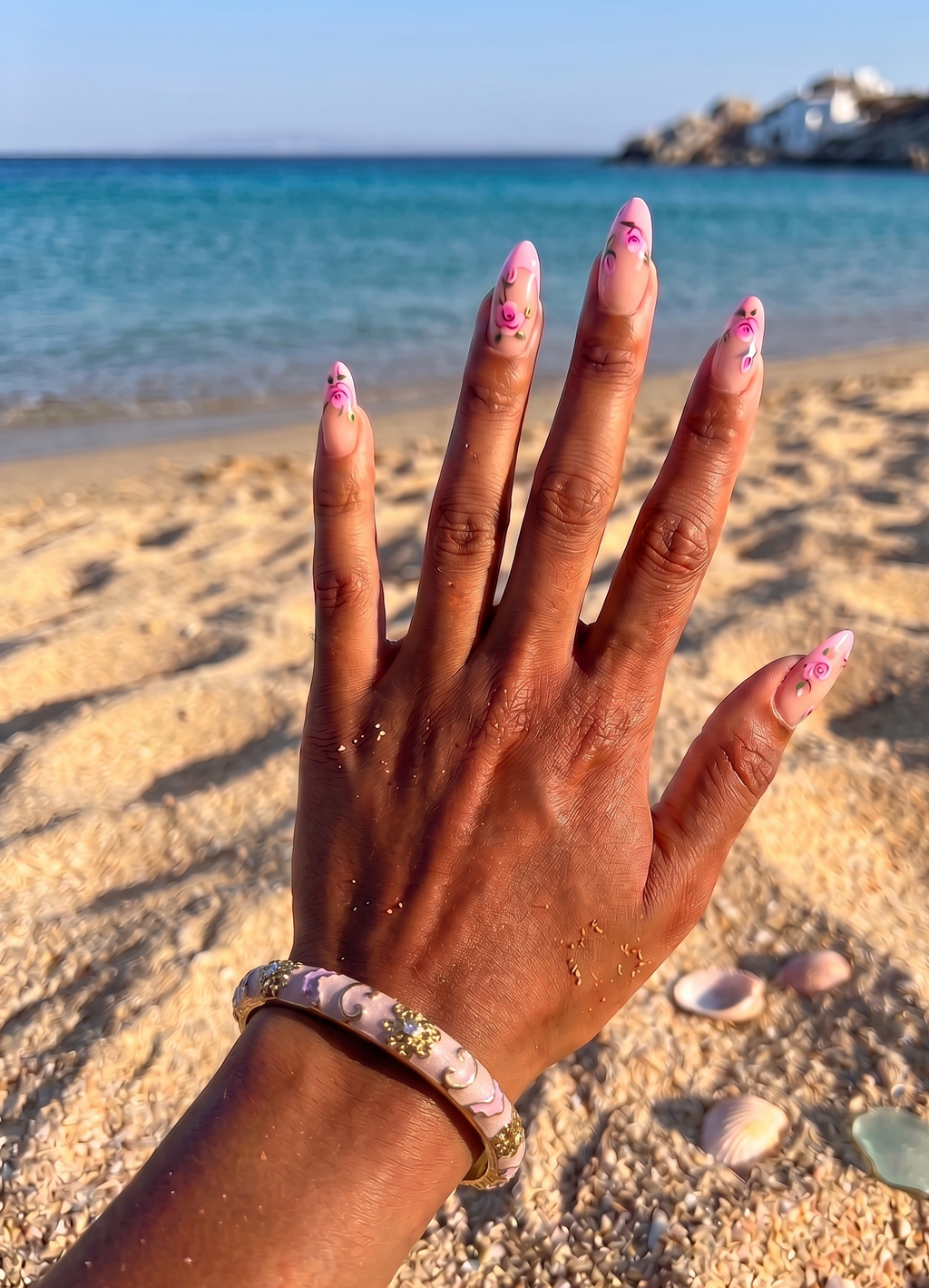 Femme portant le Jonc Daisy, bracelet rose émaillé au style délicat et féminin. bijoux tendance femme 2026 rentrée maille marine jonc thaïlandais 