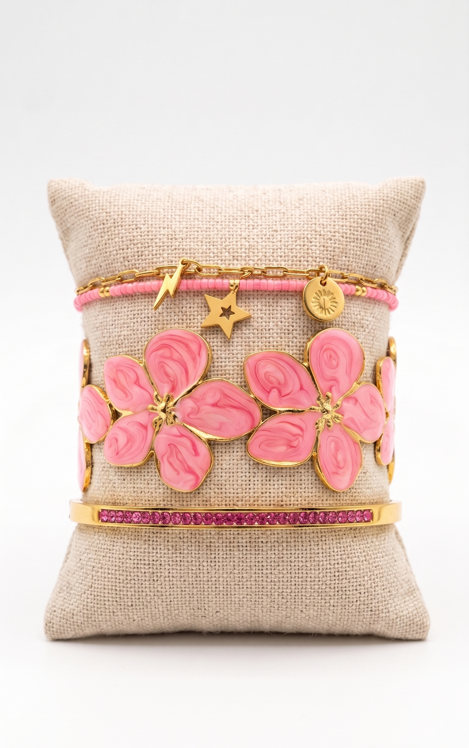 Ensemble de bijoux roses pour femme avec deux joncs et un bracelet, parfait pour offrir.
Composition Hibiscus portée au poignet, accumulation de bijoux roses élégants.