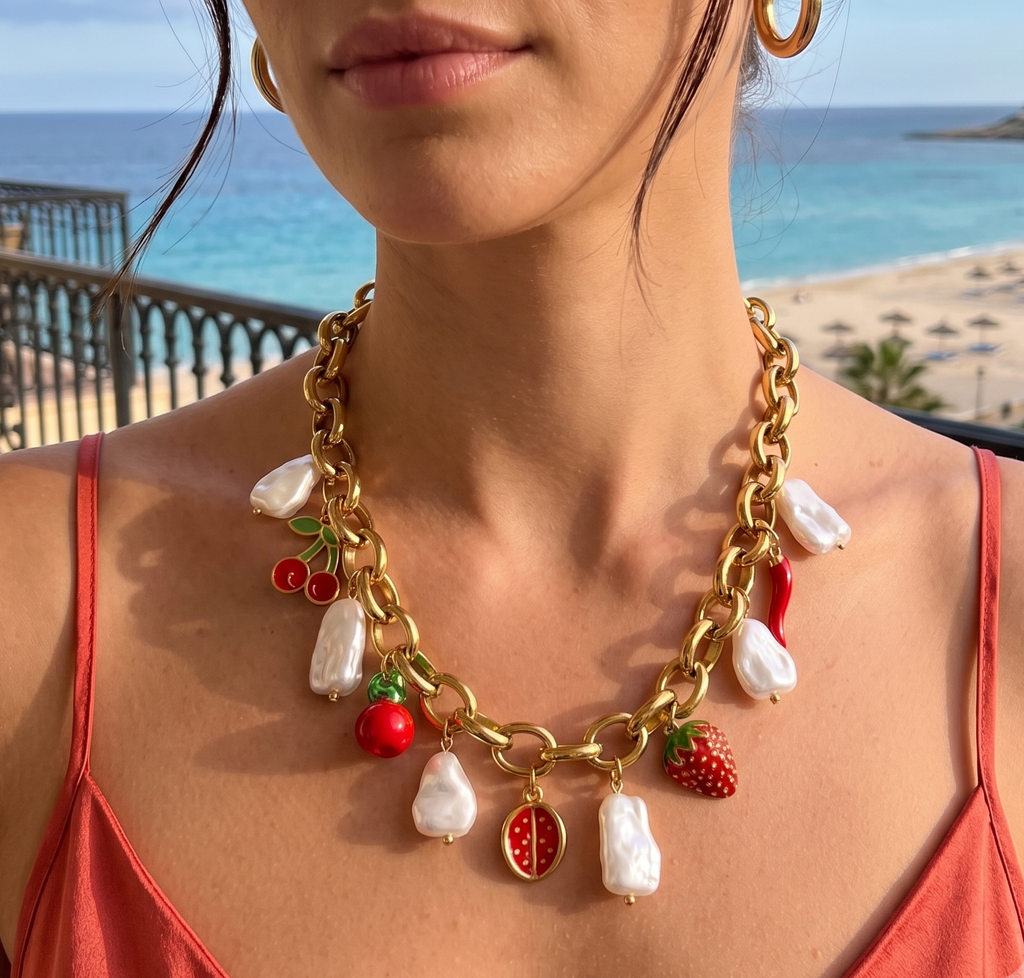 Collier fraise doré en acier inoxydable avec pendentif fruit tendance porté autour du cou