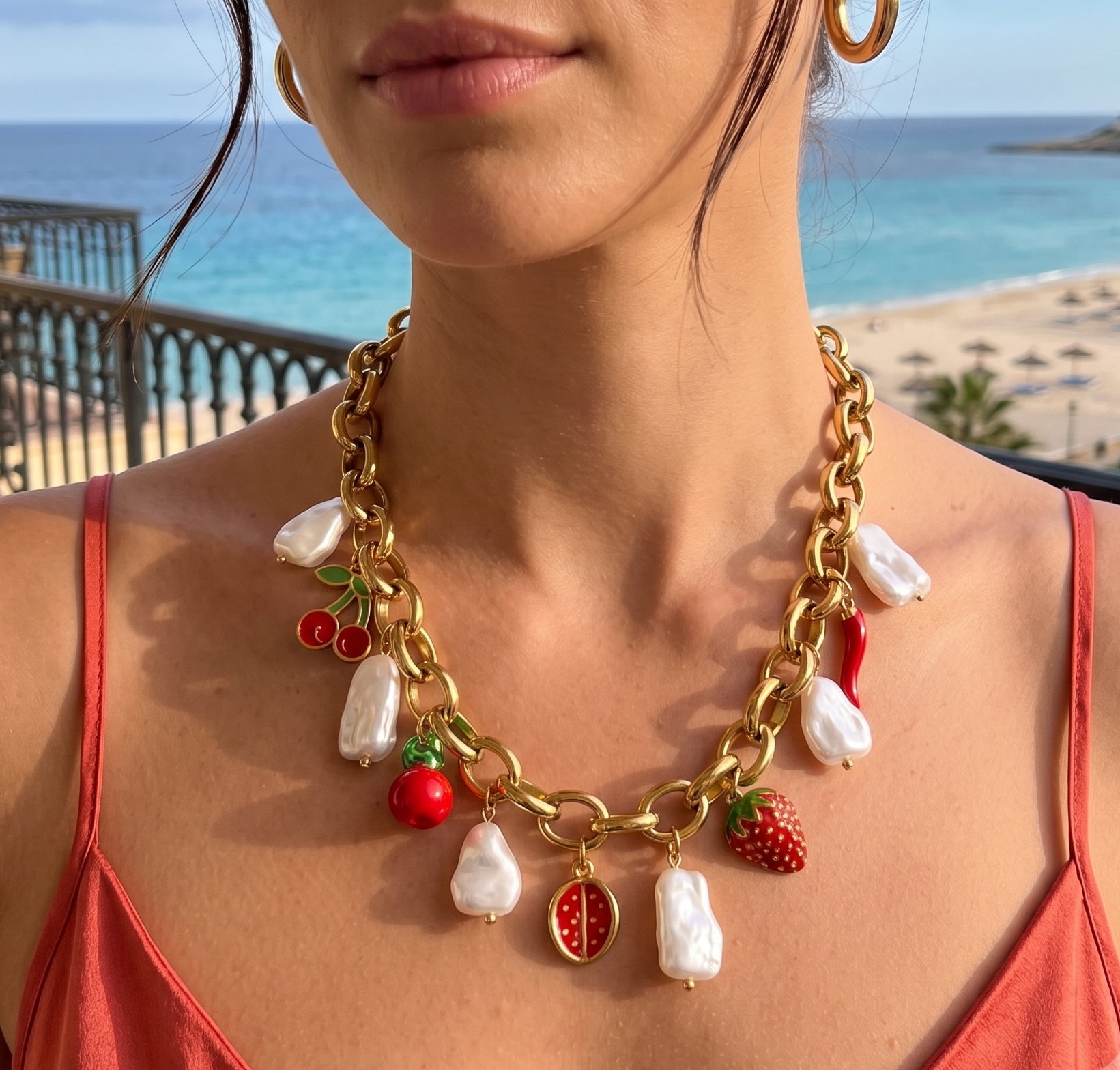 Collier fraise doré en acier inoxydable avec pendentif fruit tendance porté autour du cou