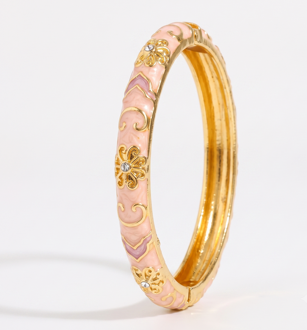 Femme portant le Jonc Daisy, bracelet rose émaillé au style délicat et féminin. bijoux tendance femme 2026 rentrée maille marine jonc thaïlandais 