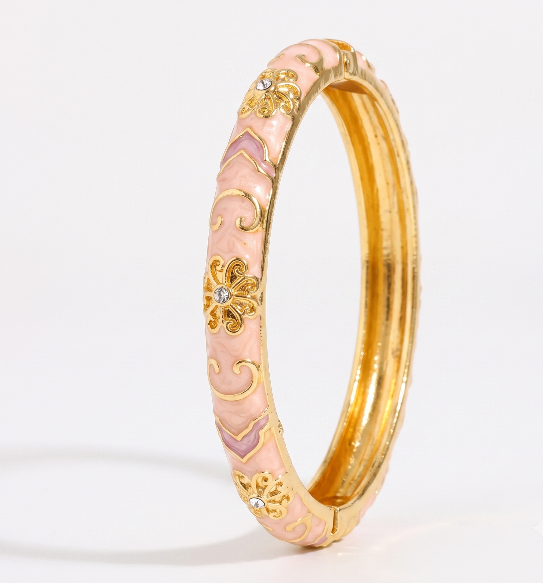 Femme portant le Jonc Daisy, bracelet rose émaillé au style délicat et féminin. bijoux tendance femme 2026 rentrée maille marine jonc thaïlandais 