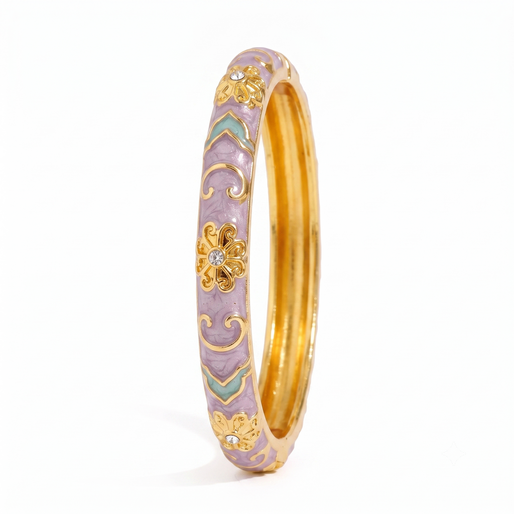 Femme portant le Jonc Lilas, bracelet émaillé lilas au style doux et élégant.