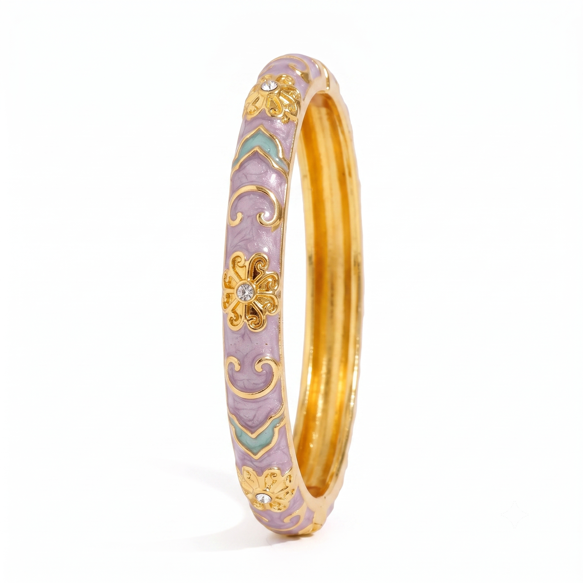 Femme portant le Jonc Lilas, bracelet émaillé lilas au style doux et élégant.