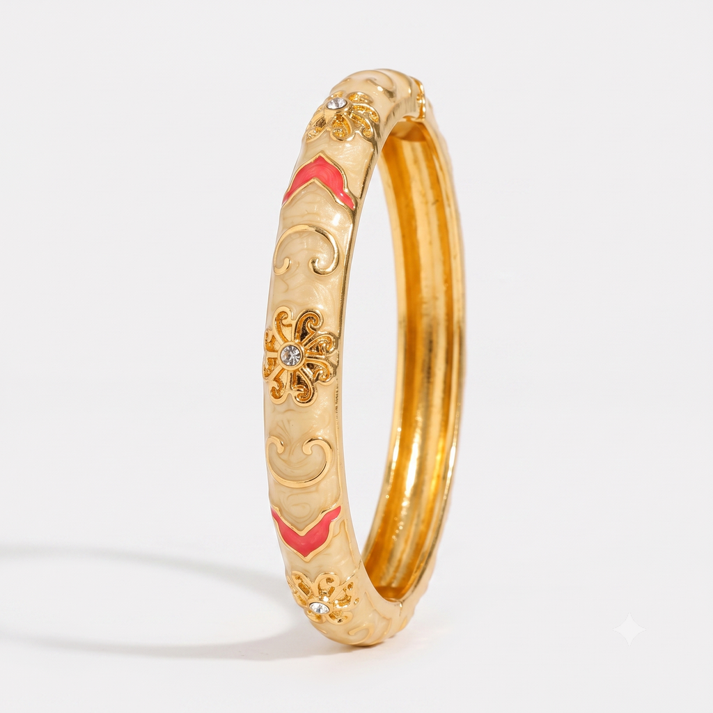 Femme portant le Jonc Papaye, bracelet jaune clair émaillé au style lumineux et estival.