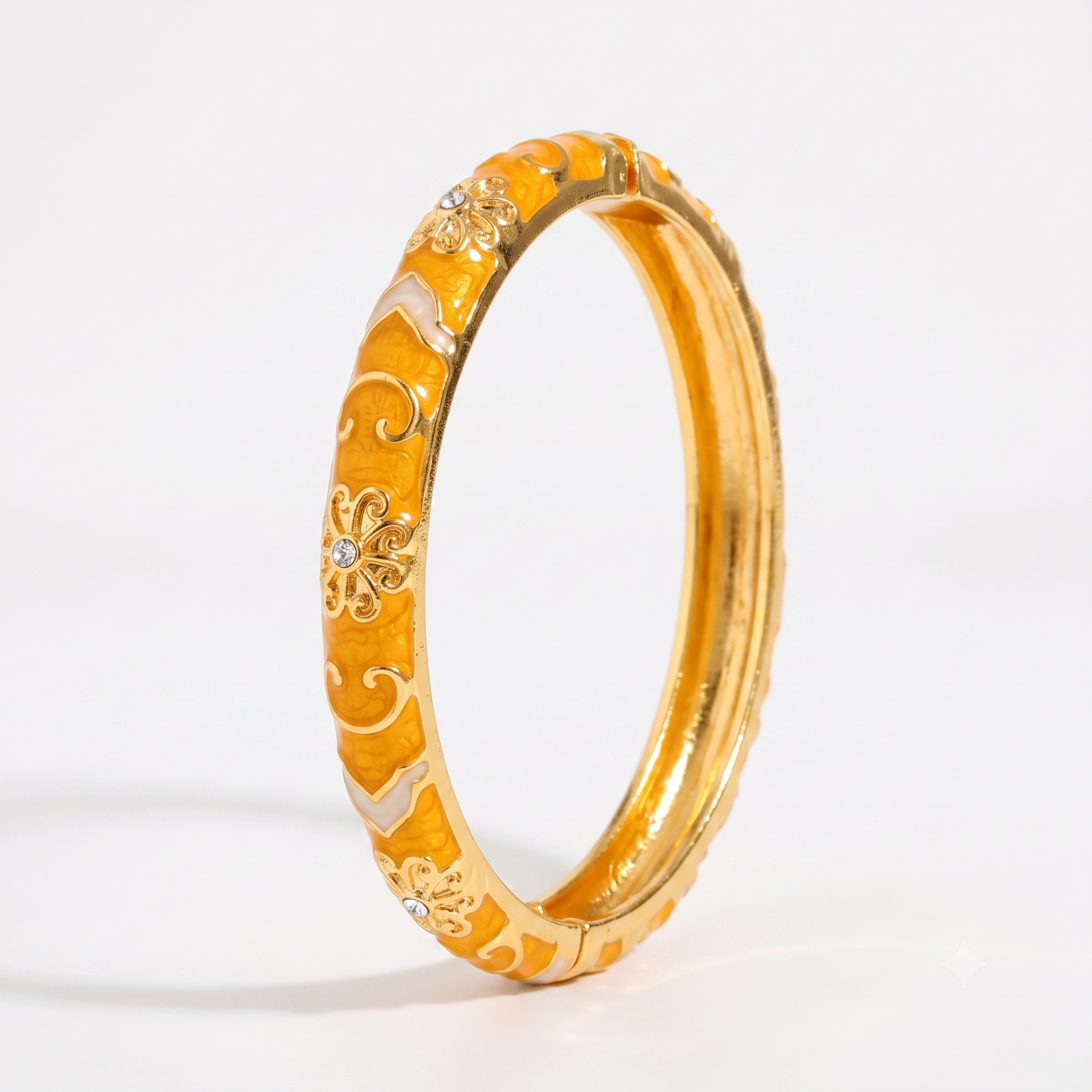 Femme portant le Jonc Safran, bracelet émaillé aux tons safran et dorés dans un style élégant et lumineux.