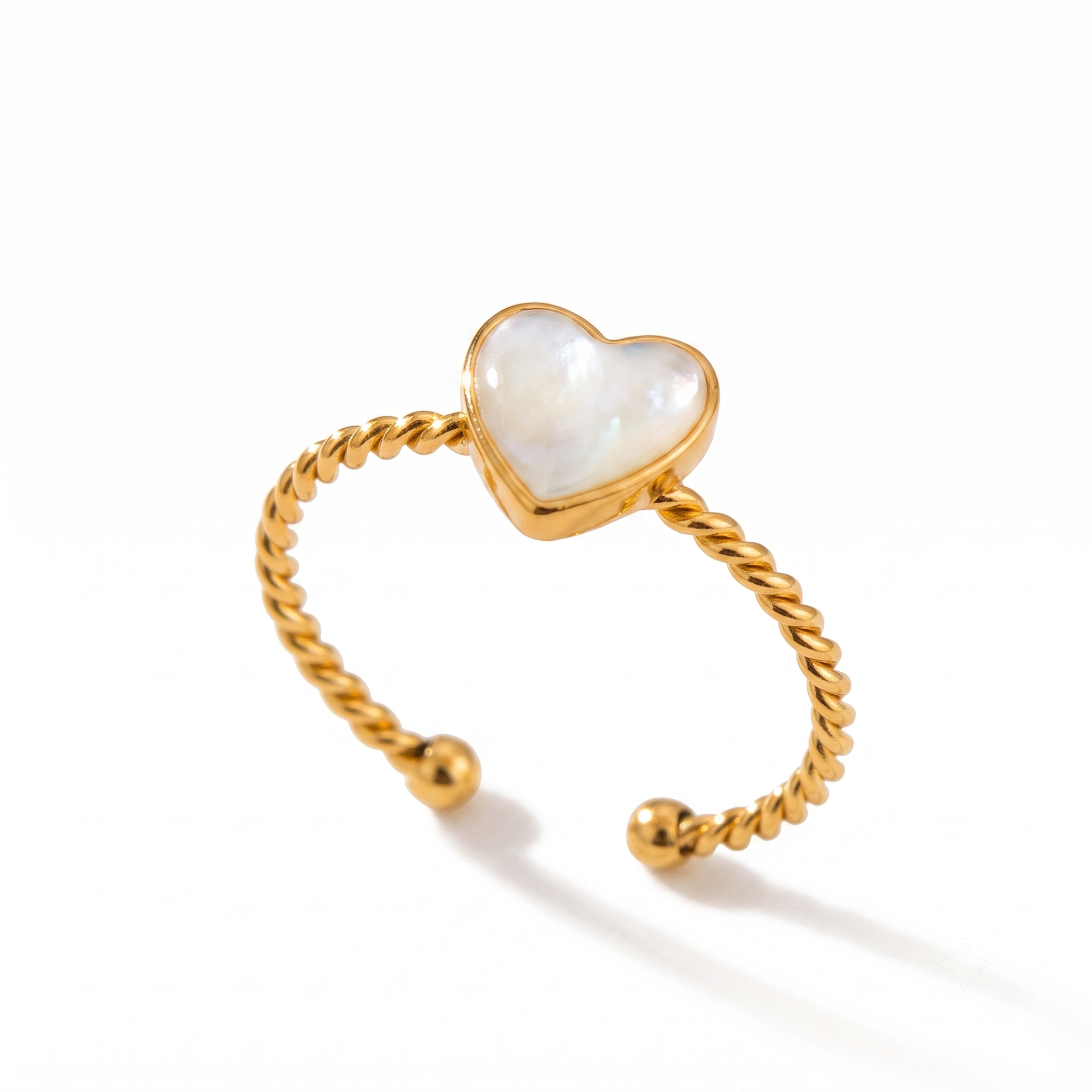 Bague dorée Célia en acier inoxydable avec cœur nacré, bijou élégant pour femme résistant à l'eau.