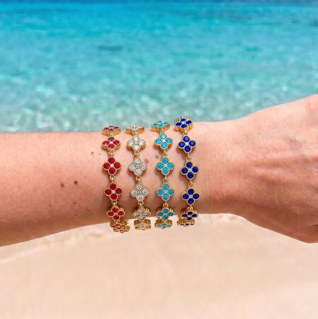 Image principale
Bracelet Amalfi Cristal en acier inoxydable doré avec motif trèfle blanc translucide.