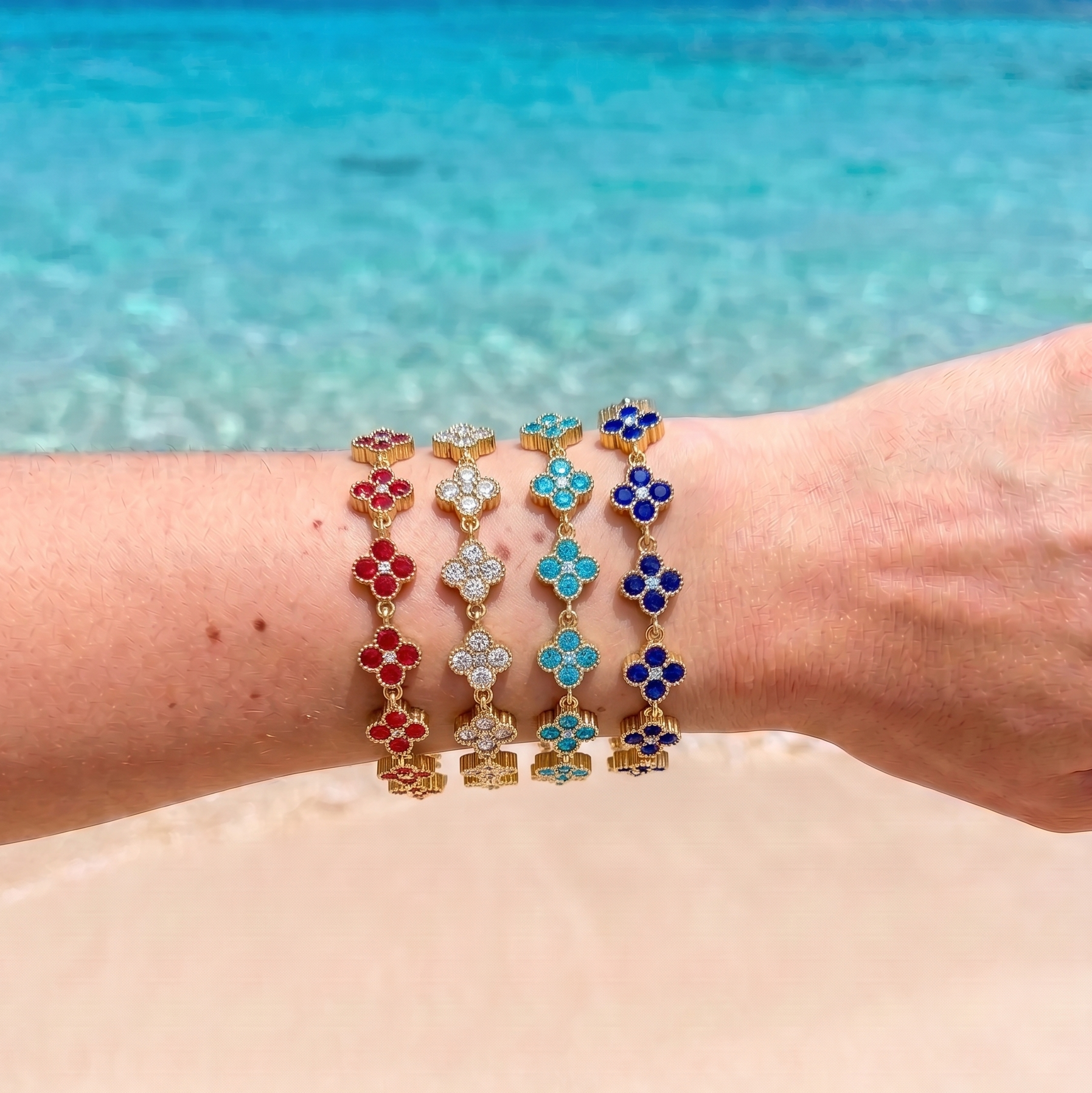 Image principale
Bracelet Amalfi Cristal en acier inoxydable doré avec motif trèfle blanc translucide.
