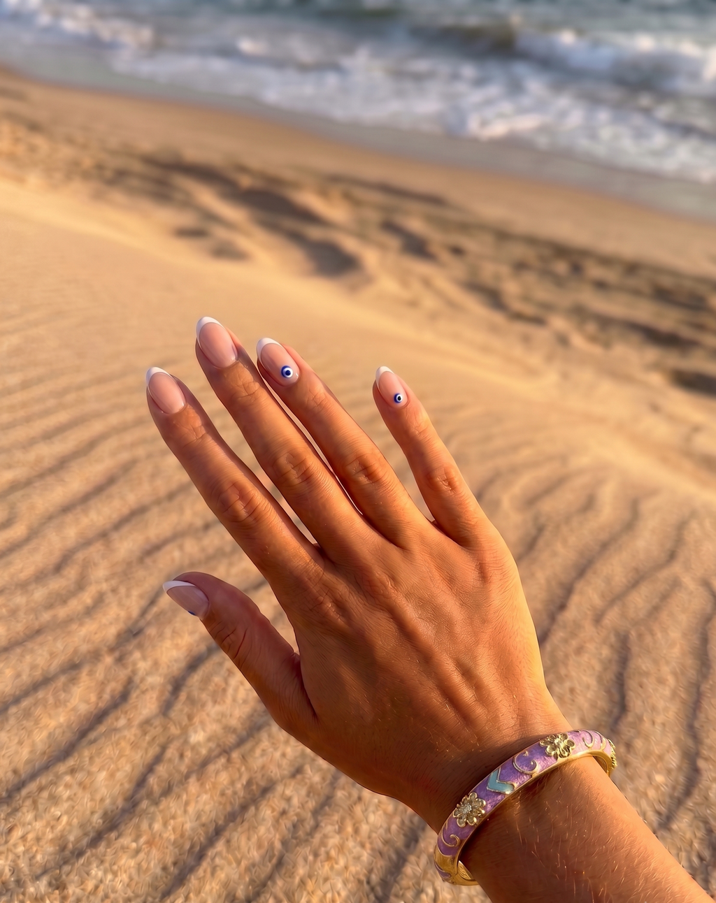 Femme portant le Jonc Lilas, bracelet émaillé lilas au style doux et élégant. bijou tendance rentrée vacances 2026